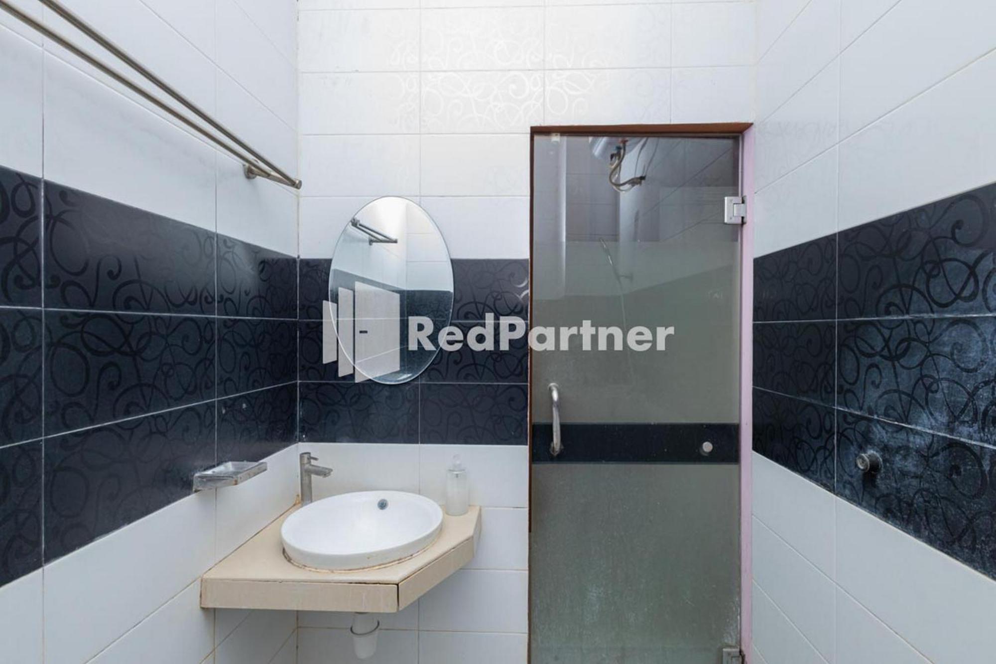 Star Hotel Jaksa Mitra Reddoorz Jakarta Exterior foto